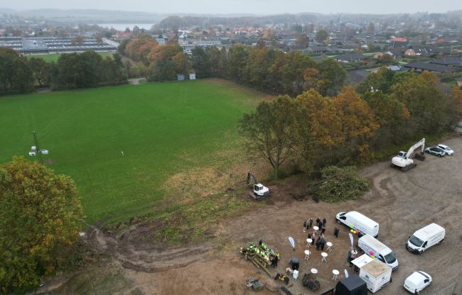 Dronefoto af området med Stilling Skole i baggrunden.